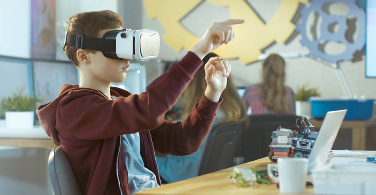 Virutal-Reality-vs-Augmented-reality-in-the-classroom-1200×624