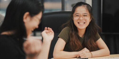 2-chinese-students-laughing-800x400-unsplash